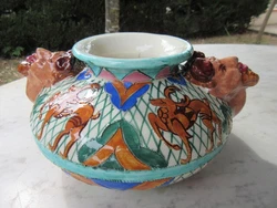Vase en céramique à décor de Faunes et cerfs ?. dans le goût de Monaco. un B majuscule et le chiffre 2 sont inscrit...