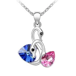 Joli pendentif vendu avec sa chaîne. Métal argenté serti de cristaux rose et bleu.
