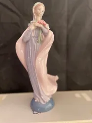 Lladro Madonna Mary Figurine with flowers #5157 in original box. This figurine been out of  the box a couple of times....