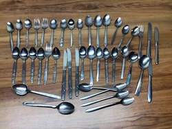 LOT OF 42 PIECES OF SILVERWARE IN MANY PATTERNSCHECK PHOTOS FOR CONDITION AND PATTERNS