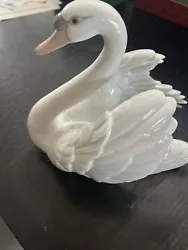Lladro Figurine Medium to Large Swan no box but beautiful condition. No box. Was in a padded box. Vintage 1983. The...