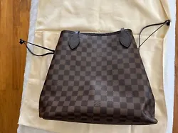 Removable zipped pouch. Hook closure. Flat, textile-lined zipped inside pocket. Damier Ebene coated canvas. 6.5