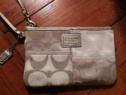 Coach wristlet wallet. [BMB5] Your getting exactly what is in the photos, thanks