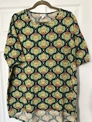 In Excellent pre owned condition. This LuLaRoe tunic blouse is perfect for adding a pop of color to your wardrobe....