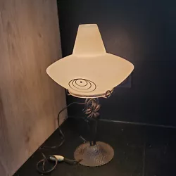 Ancienne lampe de table art déco fer forgé martelé - globe verre ovni. hauteur 47 cm
