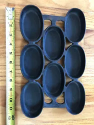 Cast iron gem pan . Unmarked 8 cup bake ware in good condition. Sold as is.