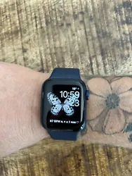 Apple Watch Série 6. En très bon état, légère égratignures en bas de la montre et sur le côté (visible sur les...
