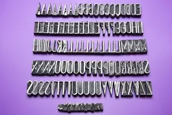 FERS À DORER ANCIENS. POLICE DE CARACTÈRES 106 LETTRES MAJUSCULES. LES LETTRES SONT CLASSÉES. ET 14 SIGNES DE...