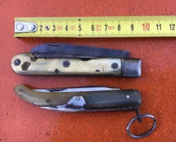 Lot Anciens Couteaux - Couteau 555 Véritable MALLARET Lame usée mais bon ressort, un poinçonManche corne ( un...