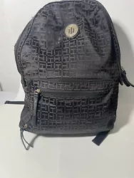 This Tommy Hilfiger Signature backpack is the perfect accessory for any fashion-forward woman. With a sleek black and...