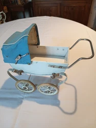 Petit Landau ancien en fer avec sa capote. A signaler un tout petit accroc sur celle-ci,accroc visible sur une photo....