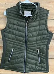 This Love Me Now brand puffer vest is a stylish addition to your wardrobe. Featuring a soft faux fur inside and ribbed...