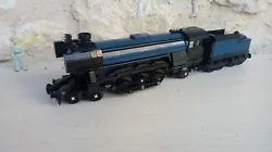 Voila le train 10194, en noir et bleu foncé. ---- lego, only lego, 100% lego ----. ----- (with yellow bogie plate 4x6...