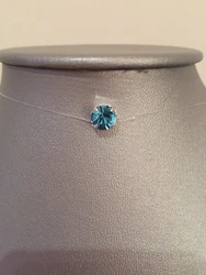 Couleur bleu azur. Strass cristal 7 mm. Collier fait main fil de nylon. La longueur du collier est de 40 cm modifiable...
