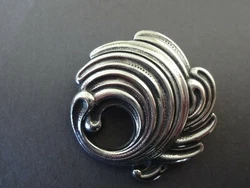 Lenvers porte le nom gravé de 