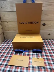 1 Boites Louis Vuitton 27,5/18/8 Cm1 Sacs Papier 36/25/11 Cm1 Ruban 195 Cm1 Ruban 180Cm1 Carte1 Papier de soie Lots 902