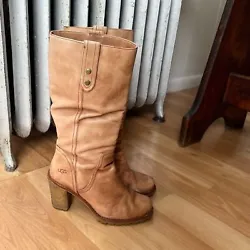 Beautiful soft leather booties from Ugg AustraliaCan wear boot up or rolled downButton closureSize women’s 8Approx....