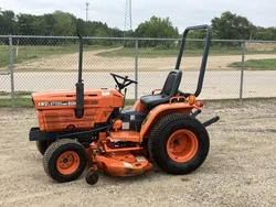 Kubota B7200 tractor, 3cyl diesel engine, 4wd, hydrostatic transmission, 950hrs, 60” mid mount mower. Tractor starts,...