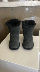 UGG Black Bailey Bow Girls Youth Toddler Sz 8 Suede & Sheepskin Boots. Preowned in good condition. Some signs of wear...