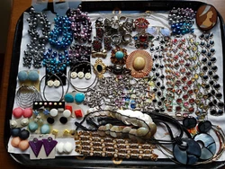 TRÈS GROS LOT DE BIJOUX FANTAISIE. Environ 100 pièces. Ils sont portables pour presque tous. Voir les photos pour les...
