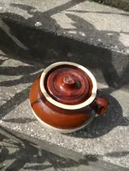 NICE OLD BEAN POT WITH NO CHIPS OR OTHER ISSUES. i AM INCLUDING A COVER BUT I DO NOT THINK IT IS ORIGINAL TO THE POT