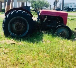 Ferguson farm Tractor for sale. Model of 1992. Pulley: 9 x 6-1/2, 1,316 rpm and 3,100 fpm at normal engine speed....
