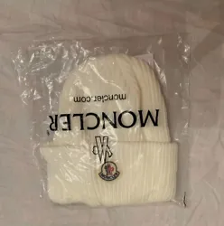 Up for sale is a brand new Moncler beanie in white color, made of a cozy blend of cashmere and wool. This designer...
