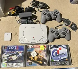 Sony PlayStation PSone Console - Blanche Lot + 2 Manettes + 3 Jeux Gran Turismo. Console Alimentation 2 manette...