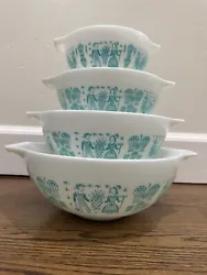 This 4 piece set of nesting mixing bowls is a rare find for collectors of vintage Pyrex. The Turquoise On White...