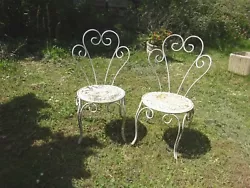 Ancienne chaise fauteuil en fer forgé blanc. vendue a l unité disponible 2 chaises fauteuil identique avec repose...