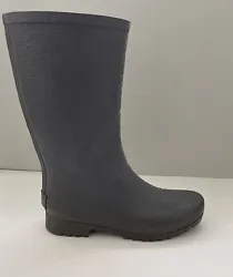 Ugg rain boots Sz 7 with fur lining. These super cute and warm boots are in good condition. They are comfortable and...