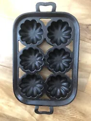 Vintage cast iron Turks Head muffin pan. It has been cleaned and seasoned. Ready to use.