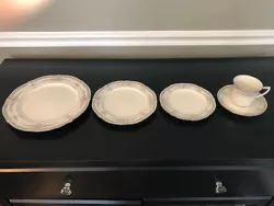 1 sugar bowl with lid.