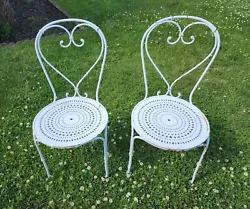 Vintage Pair of Woodard Wrought Iron Ice Cream Parlor Bistro Patio Chairs. These are in really nice shape. Some very...