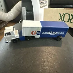 This HO scale trailer semi truck model is a must-have for any North American Van Lines collector. The pre-built...