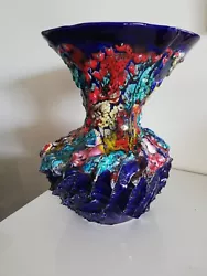 Vase Vallauris en céramique signé. Hauteur : 25 cm.  Petit manque matière voir dernière photo. Petites...