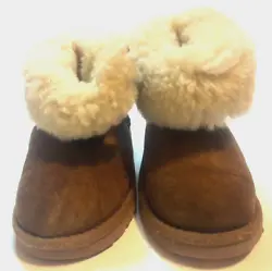 Good condition- normal wear and tear as normally seen on an Ugg boot such as creasing/wrinkles, surrounding edge areas.