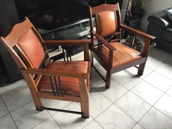 Rares fauteuils anciens chevillés, en cuir annees 60-70. 83/55/57 cm Hauteur assise 36 cmUn à restaurer -le cuir est...