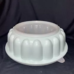3 piece Tupperware Jello Mold Ice Ring Mint Green 1202Great condition. Smoke free home. Enjoy!