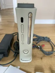 Console Xbox 360 en très bon état - sans manette - avec cables et notices. ATTENTION : lecteur de disque bloqué,...