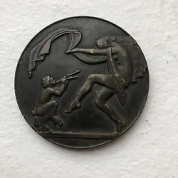 ancienne medaille en bronze epoque art deco danse FAUNE par C MASCAUX 50 mm. Belle état Inspiration gréco-romaine