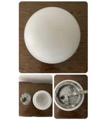Ancien plafonnier avec globe demi lune opaline mat dun diamètre de 15 cm et dune hauteur de 8,5 cm environ. La base...
