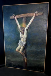 La scène représente le Christ sur la croix.