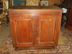 Buffet de métier avec un grand plateau tirette. en chêne massif. Hauteur : 93 cm Longueur : 99 cm Profondeur : 50 cm.