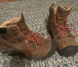 Experience the great outdoors with these stylish and durable Men’s Keen Pyrenees Hiking Boots in size 10.5. Crafted...