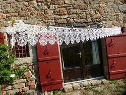 Travail fin et aéré. Propre et bien blanc.