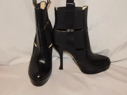 They are pull up boots.