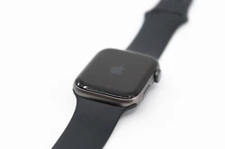 Apple Watch Series 5. A bit of normal wear on the edges of the face, otherwise in excellent shape.