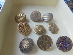 9 boutons anciens en metal doré 1 bouton avec 1 papillon