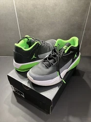 basket air Jordan Max aura 3 gris vert T 43. Porter deux fois en intérieur comme neuf la boîte n’est pas la bonne...